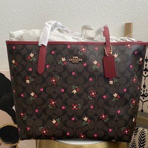 NWT Coach C7616 City Tote In Signature Canvas With Heart Petal Print